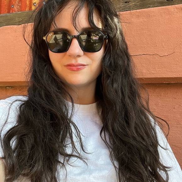 Meet your Posher, Devin - Picture 3 of 3